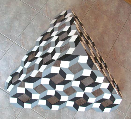 Pyramide triangulaire, 1996